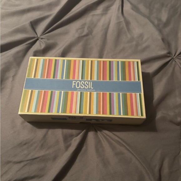 Fossil Brown Leather Wallet with Elegant Wave Design - Picture 2 of 10